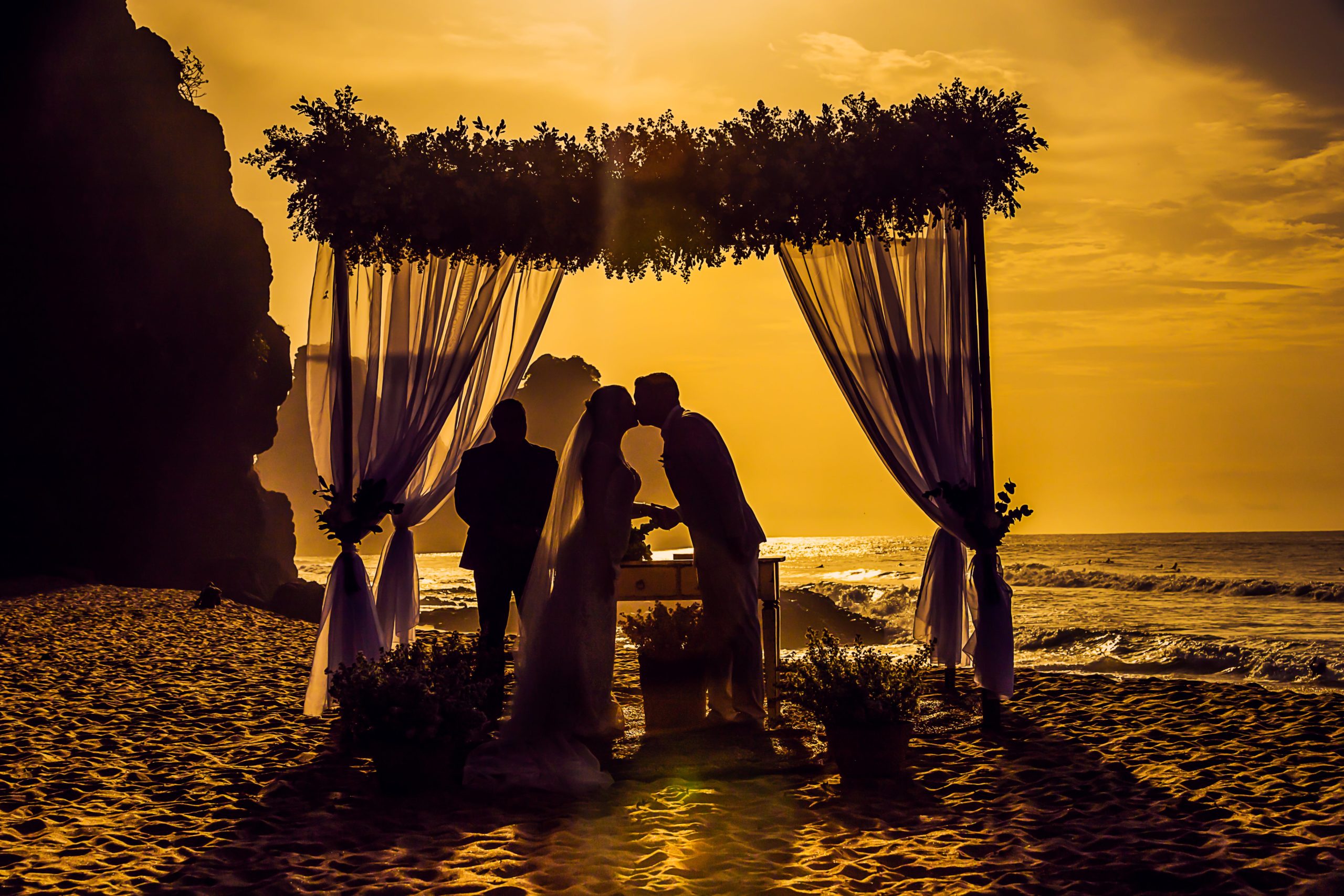 Photo by Alexandre Saraiva | Sirtaki Events | Wedding in Greece the perfect timing | Wedding on the beach