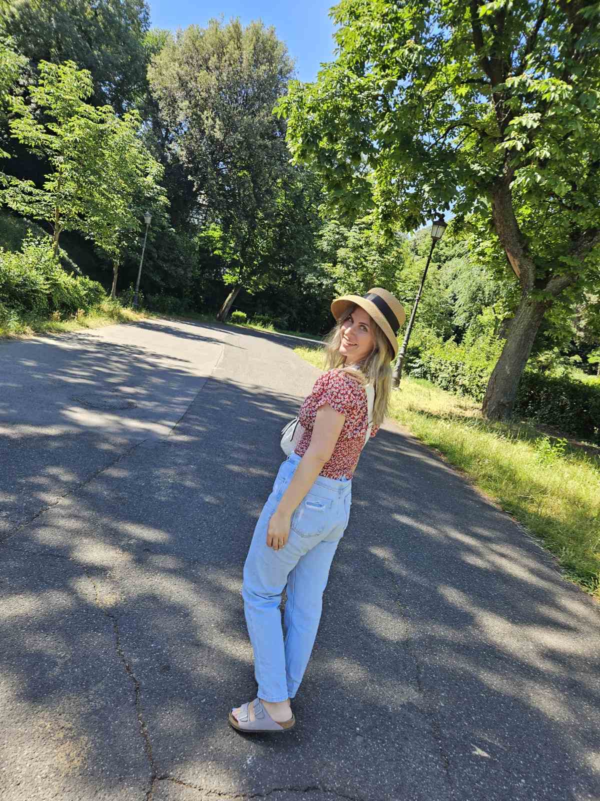 מריה, מתאמת חתונות ואירועים בסירטאקי אירועים, מומחית להפיכת חזון עיצובי למציאות ביוון